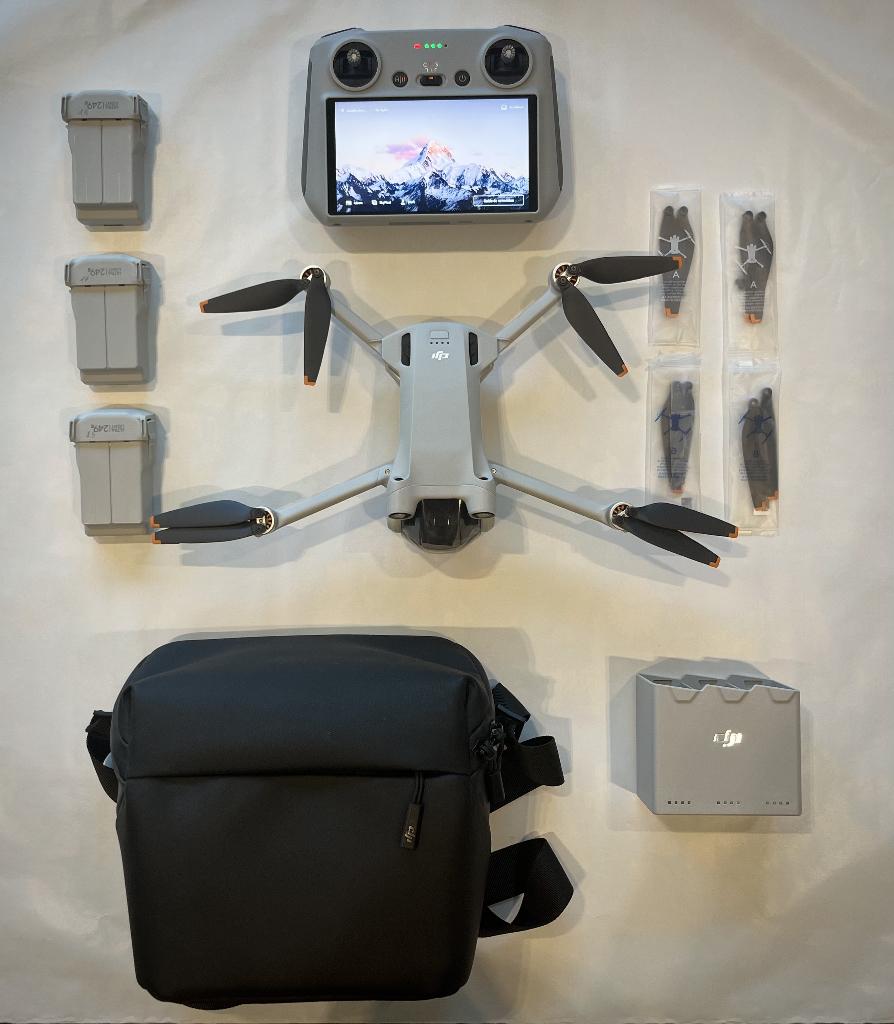DJI Mini 3 Pro + DJI RC + Fly More+ valise – état impeccable, Drone avec caméra, Retour au point de départ, Moins de 250 g, Qualité supérieure