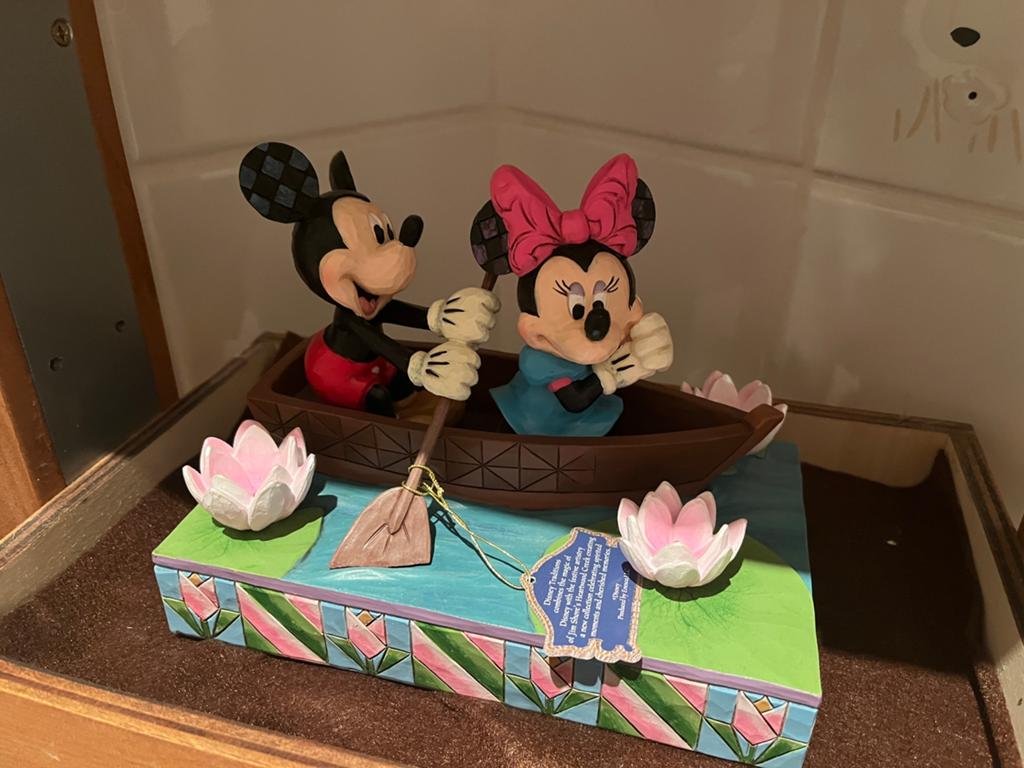 Disney traditions Mickey en minnie figurine led by jim shore, Ophalen, Mickey Mouse, Zo goed als nieuw, Beeldje of Figuurtje