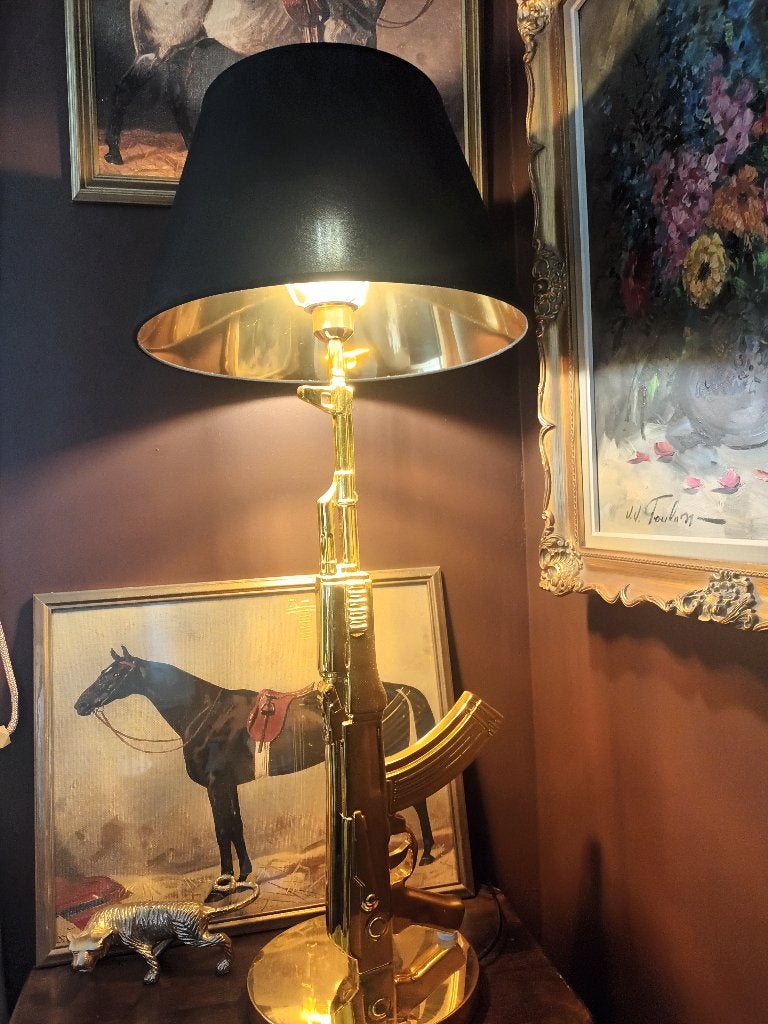 Vloerlamp , grote ak47 lamp , goud , mooi stuk., Enlèvement, Comme neuf, E27 (grand), 100 à 150 cm