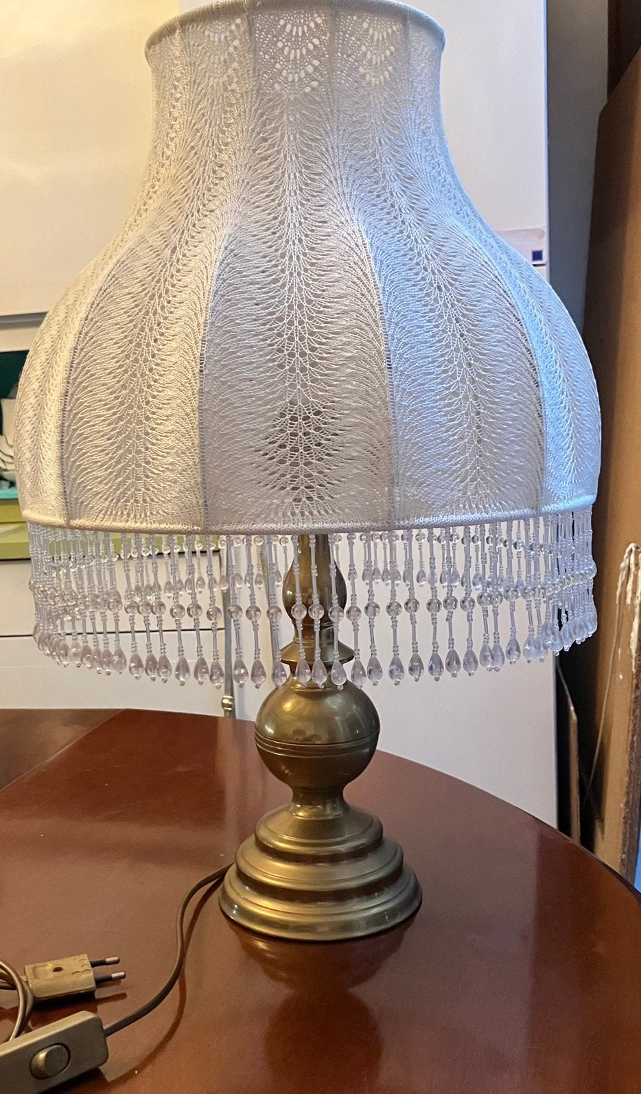 Retro schemerlamp met koperen voetJ. 55 cm, Huis en Inrichting, Ophalen, 55 cm, Overige stijlen, Wit