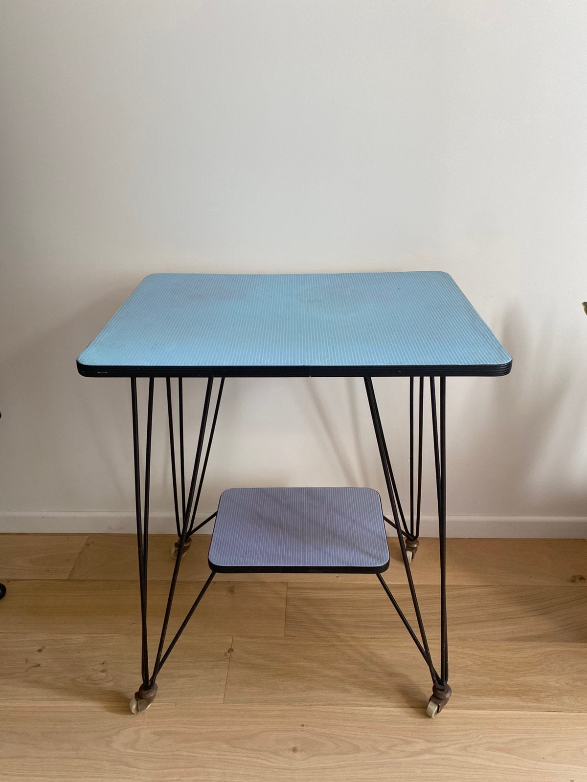 Super tof vintage tafeltje op wielen, Huis en Inrichting, Tafels | Bijzettafels, Gebruikt, Vintage, 55 tot 75 cm, Rechthoekig