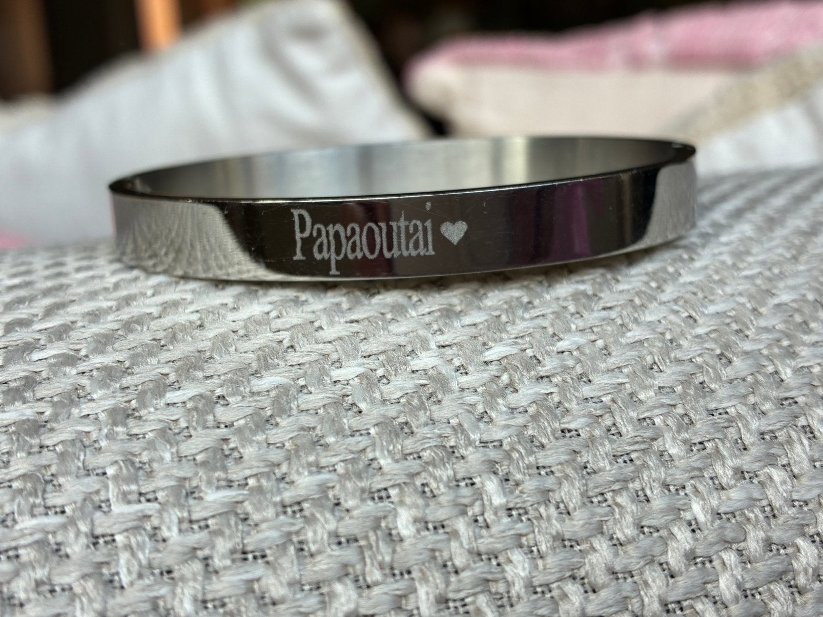 Zilverkleurige armband met ingegraveerde tekst. Nieuwstaat, Bijoux, Sacs & Beauté, Enlèvement ou Envoi, Comme neuf, Argent, Acier