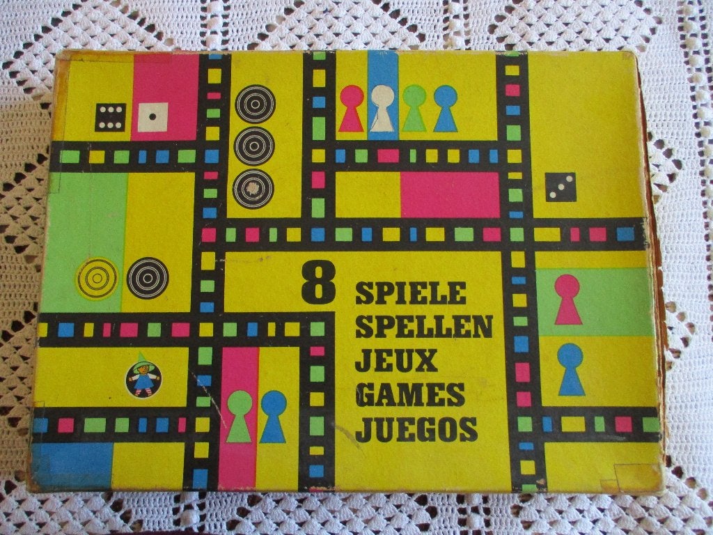 Gezelschapsspellen / doos met 8 spelletjes.(voetbal, dammen), Een of twee spelers, Ophalen of Verzenden, Reisspel