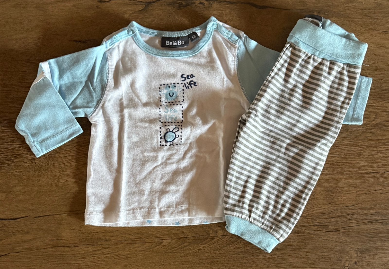 Pyjama léger gris et bleu ciel - Bel&Bo - 6 mois - 3€, Enfants & Bébés, Enlèvement ou Envoi, Comme neuf, Garçon, Vêtements de nuit ou Sous-vêtements