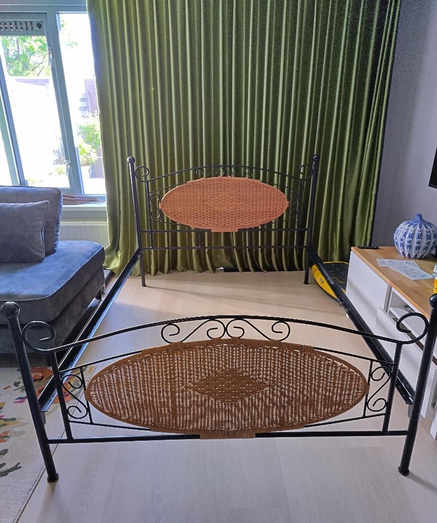 Uniek bed met riet 160 cm breed MAT ZWART stevig model, Ophalen, Zwart, 200 cm, 160 cm