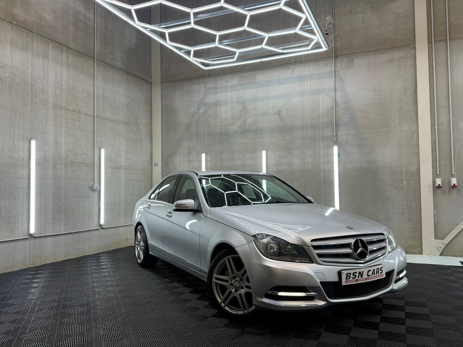 Mercedes-Benz C180/AVANTGARDE/PDC/NAVI/GARANTIE, Auto's, Achterwielaandrijving, Zwart, Leder en Stof, Bedrijf