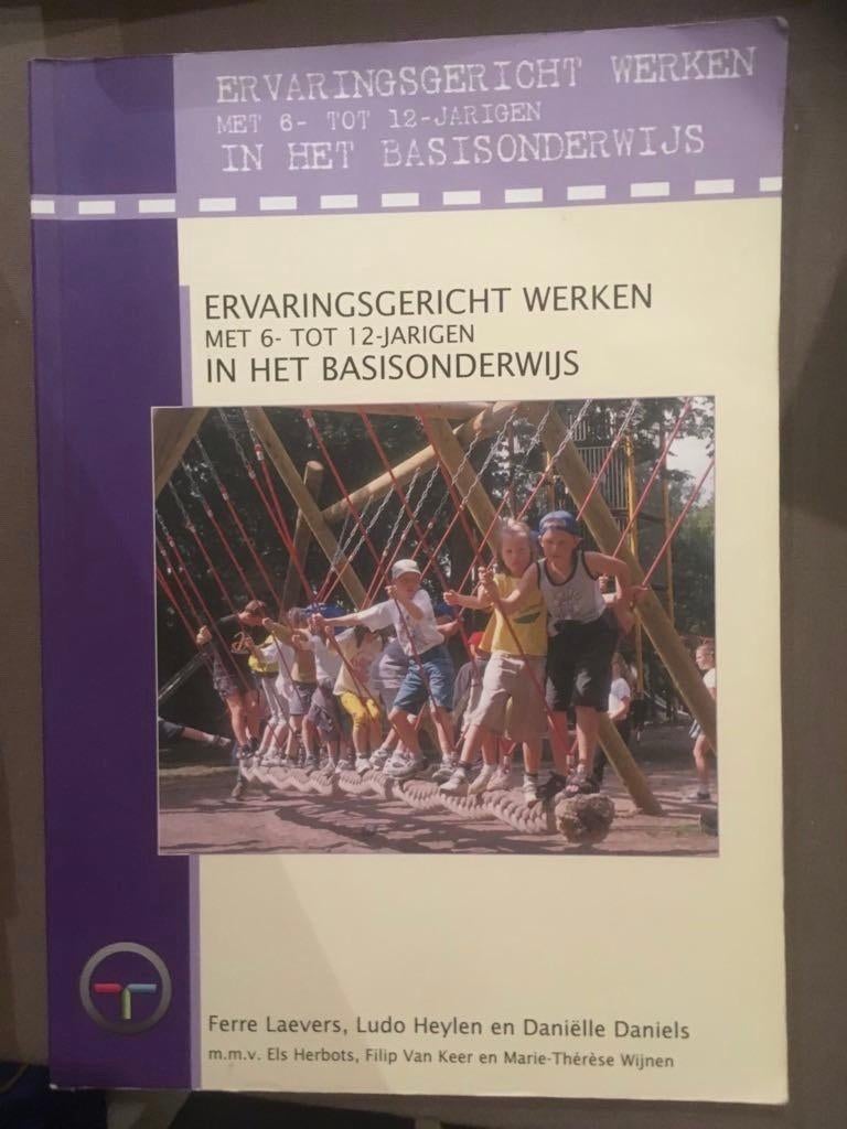 STUDIEBOEK - Ervaringsgericht werken - 12j basisonderwijs, Boeken, Studieboeken en Cursussen, Ophalen of Verzenden, Zo goed als nieuw