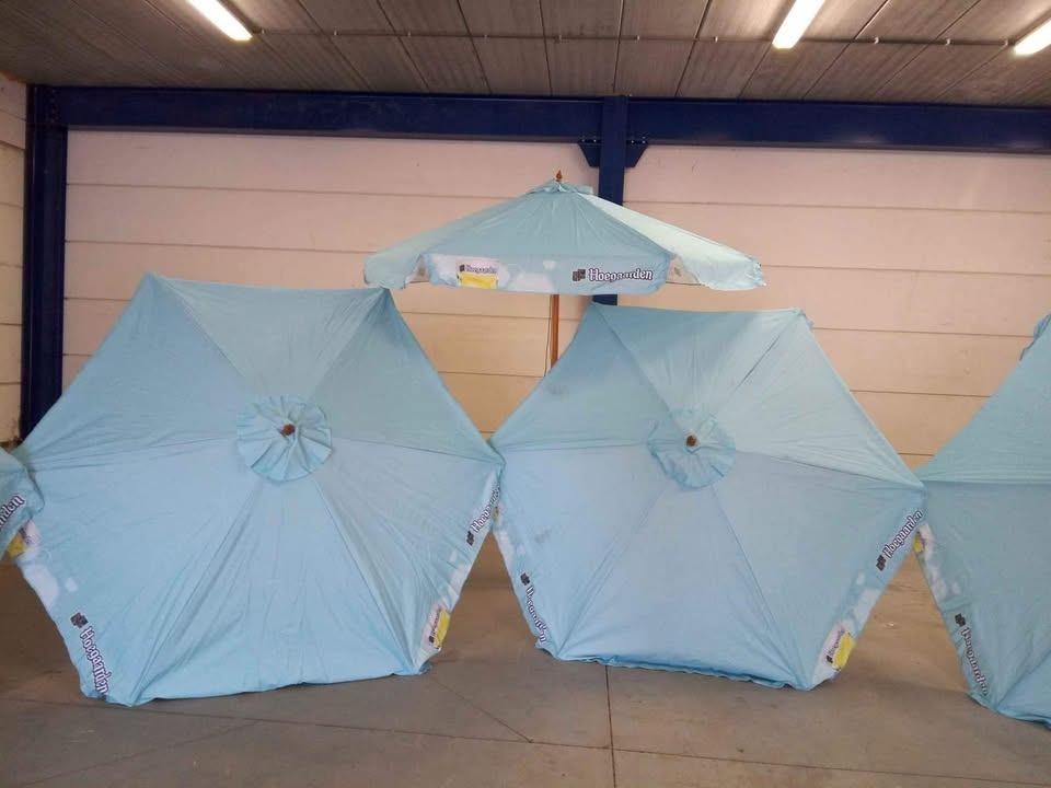 hoegaarden parasol 2m50 prijs per stuk €80, Ophalen