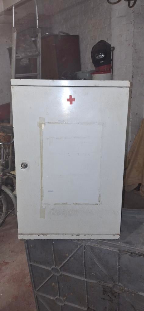 Armoire à pharmacie en fer, Enlèvement