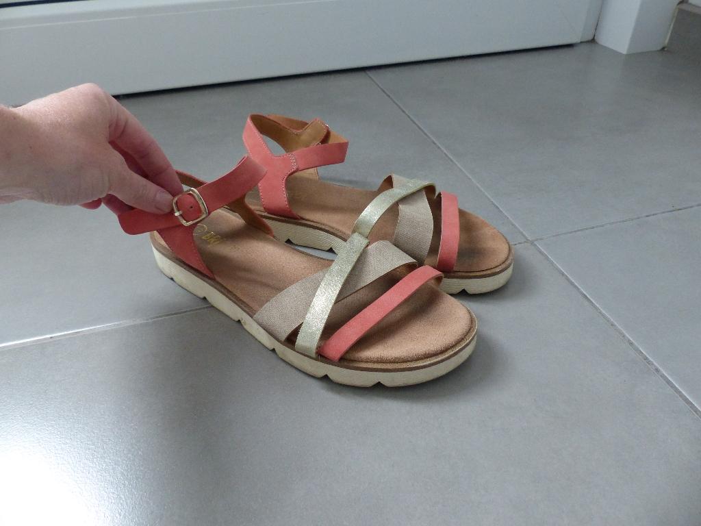 Leuke Sandalen - dames - maat 39 - Bristol, Overige kleuren, Zo goed als nieuw, Sandalen of Muiltjes, Ophalen of Verzenden