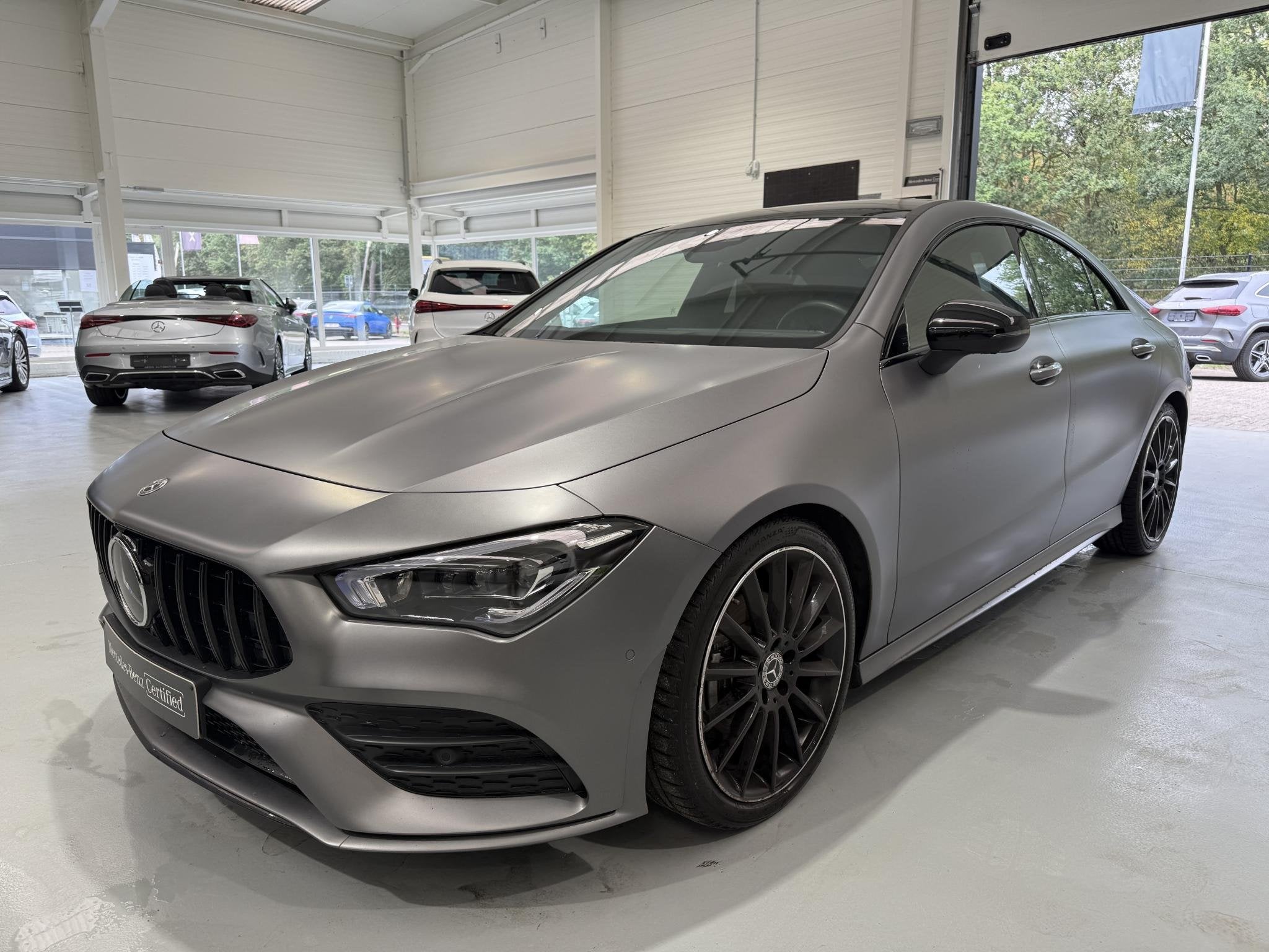 Mercedes-Benz CLA-Klasse 180 Coupé AMG Line | Panoramisch D, Auto's, Mercedes-Benz, Stof, Gebruikt, 4 cilinders, https://public.car-pass.be/vhr/00826e70-dfba-4f39-8a01-cef903ae2274