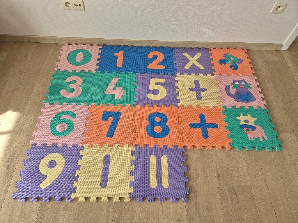 Tapis de jeu avec n, symboles&chiffres (17 pièces, mousse), Enlèvement ou Envoi, Utilisé