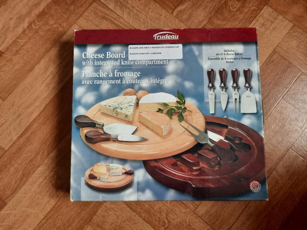 nieuw zeer mooi luxe set nog in doos kaasplank, messen enz.., Huis en Inrichting, Keuken | Servies, Ophalen of Verzenden, Nieuw