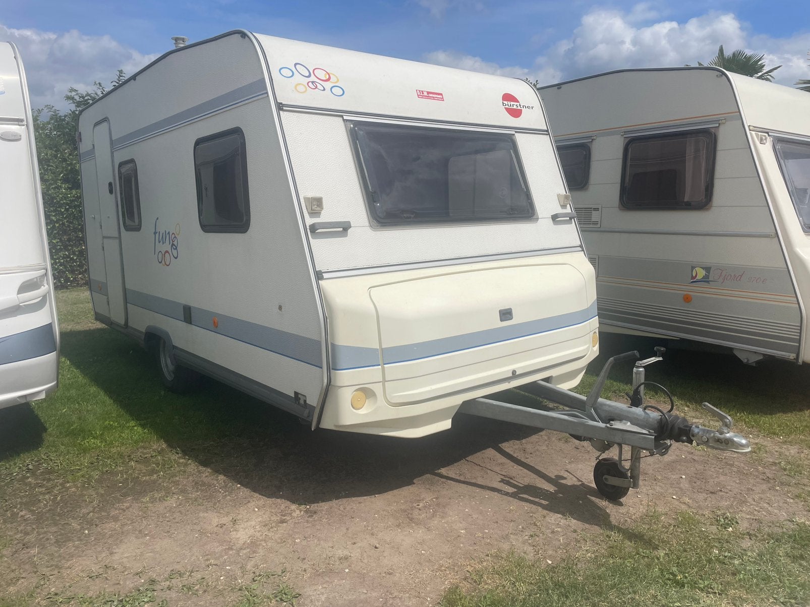 Zeer propere caravan Burstner 4 persoons, Openslaande ramen, Bedrijf, Treinzit, Bürstner