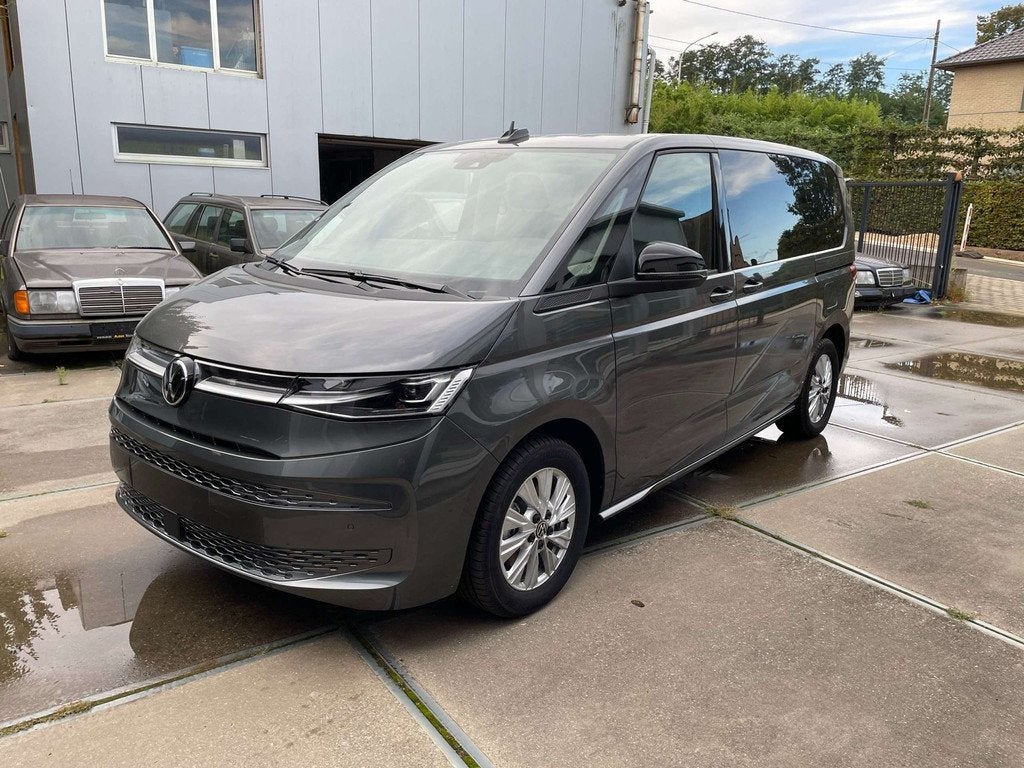 Volkswagen T7 Multivan 1.4 TSI PHEV Life DSG (160 kW), Auto's, Volkswagen, Stof, 4 cilinders, 7 zetels, Hybride Elektrisch/Benzine