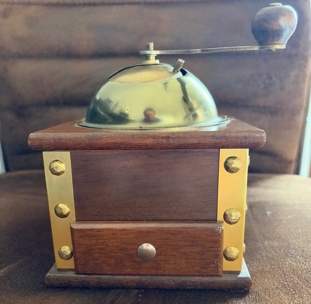 Oude houten koffiemolen met voor restauratie of decoratie, Antiquités & Art, Envoi