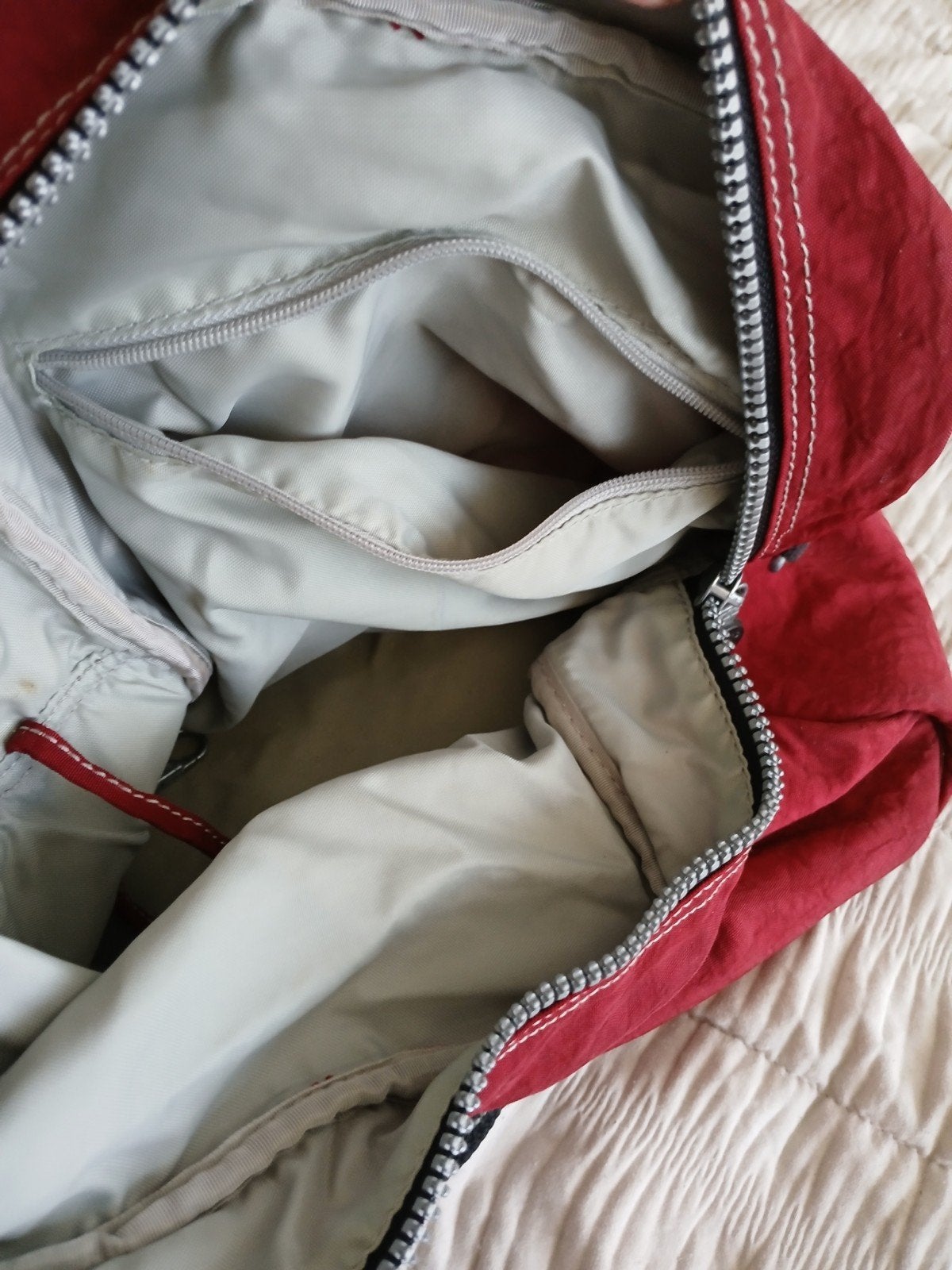 Sac kippling, Enlèvement, Rouge