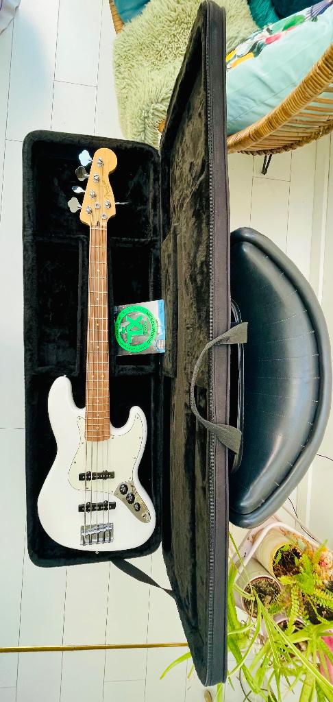 Fender Jazz Bass 5 string met koffer, Ophalen of Verzenden, Gebruikt, Elektrisch, 5-snarig