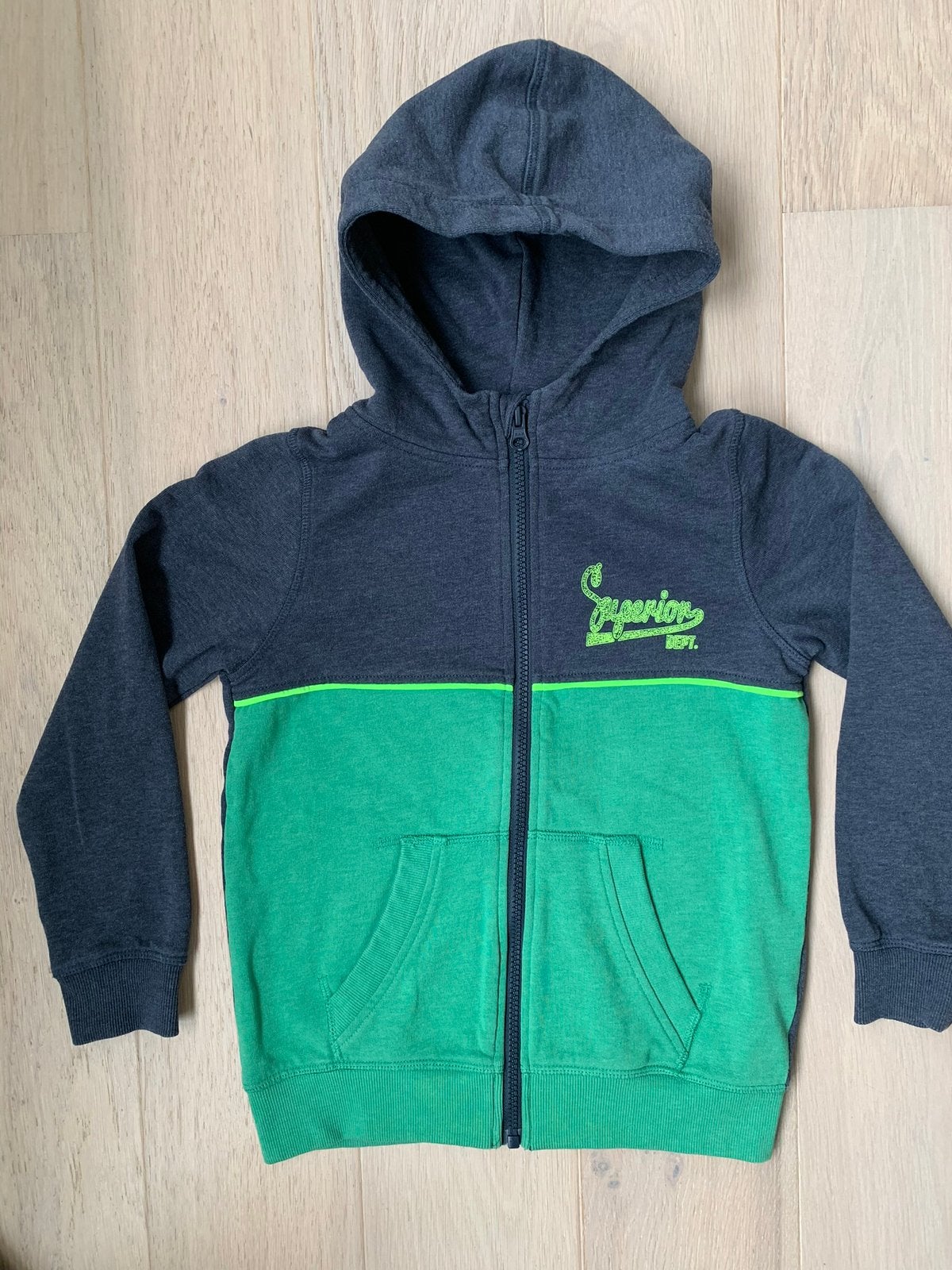 Hoodie met rits - 122/128 cm - perfecte staat, Kinderen en Baby's, Ophalen of Verzenden, Zo goed als nieuw, Jongen, Trui of Vest