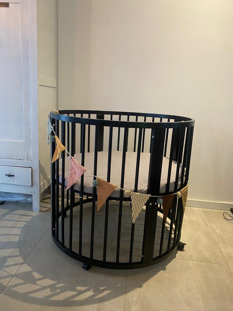 Ronde babybox met wieltjes, zwart met matras en hoesjes., Enlèvement, Comme neuf, Réglable en hauteur