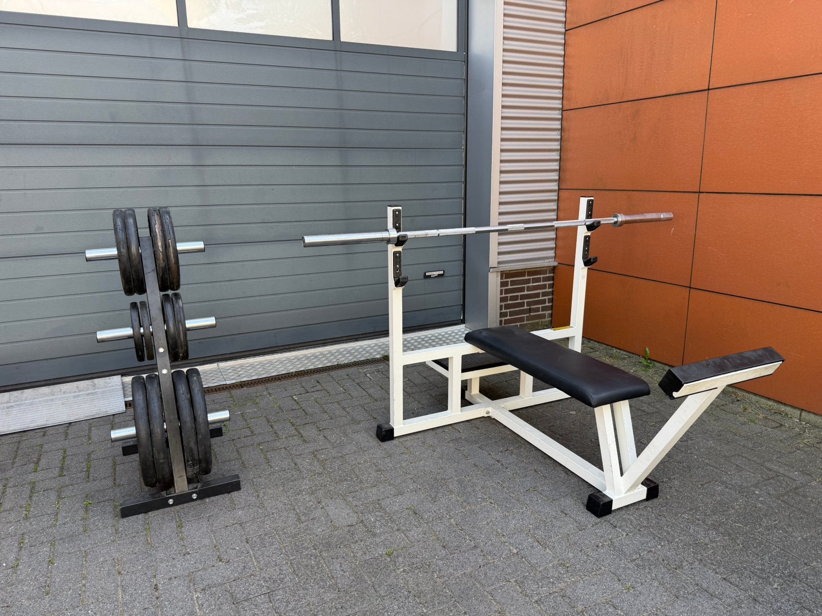 Technogym Vlakke Bench Press , 135kg Gewichten, Barbell, Sport en Fitness, Ophalen, Zo goed als nieuw