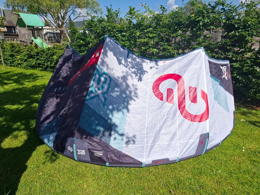 9m xs kite 2024-2025 (1 seizoen oud), Watersport en Boten, Kitesurfen, Ophalen, 9 m², Geen board, Zo goed als nieuw