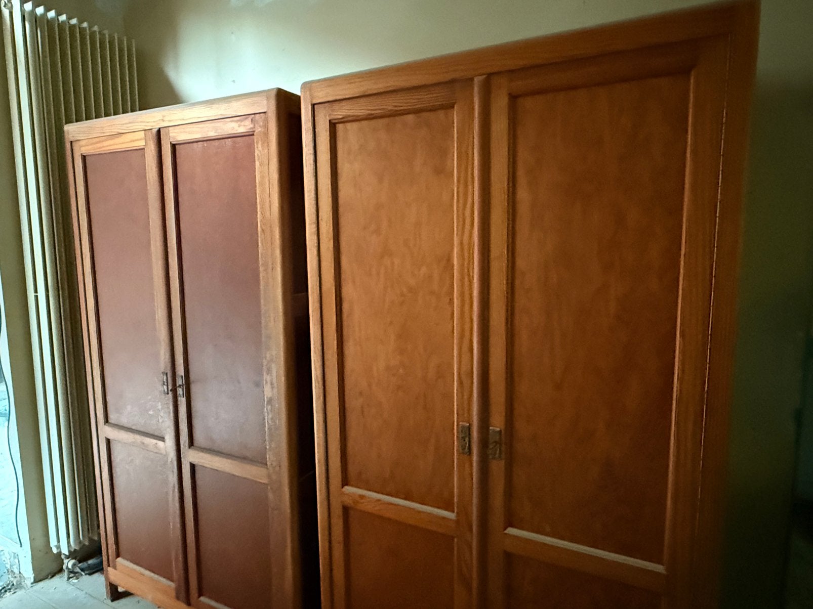 2 vintage massief houten kleerkasten – originele staat, Huis en Inrichting, Slaapkamer | Complete slaapkamers, Ophalen, Gebruikt