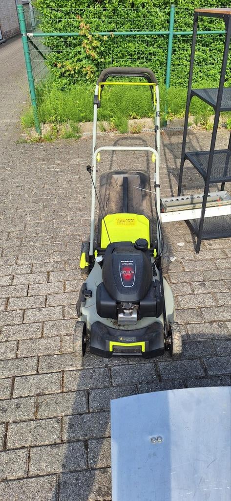Grasmachine 1j oud 300 € of doe een bod, Tuin en Terras, Ophalen