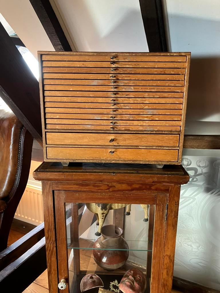 Zeldzaam oud kastje met houten schoolplaten Europese landen, Ophalen