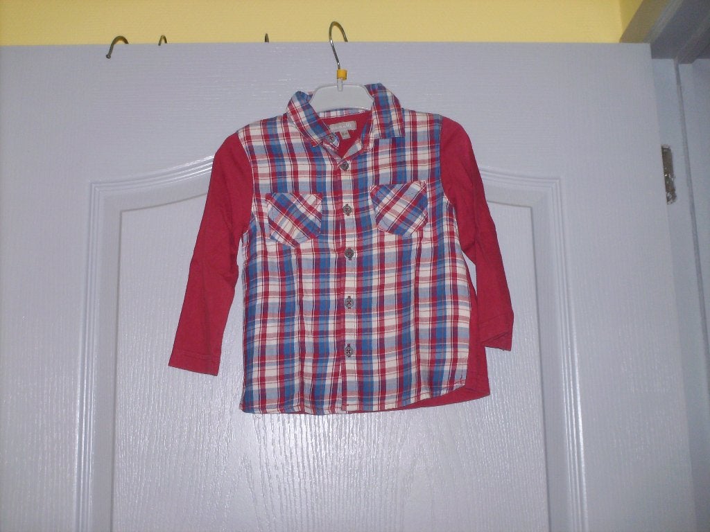 a vendre chemise enfant, Kinderen en Baby's, Kinderkleding | Maat 104, Ophalen of Verzenden, Zo goed als nieuw, Jongen, Shirt of Longsleeve