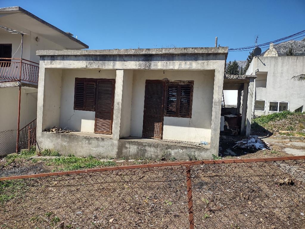 Huis met 3 are (300m²)  land te koop in Montenegro-Sutomore