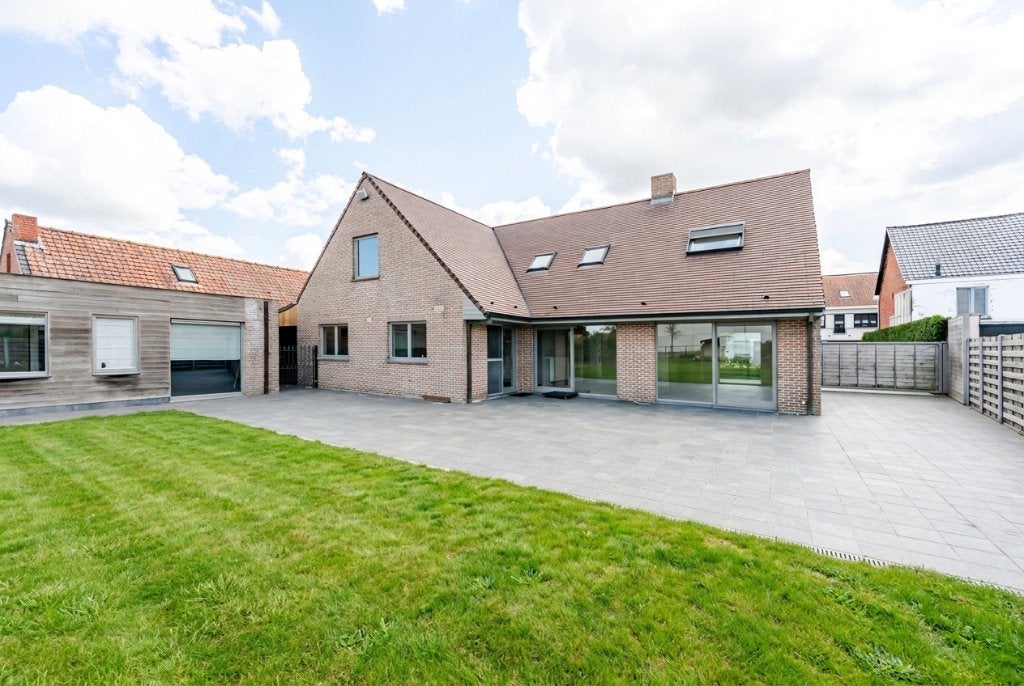 Alleenstaande woning met polyvalent bijgebouw te Zedelgem, 216 kWh/m²/jaar, 237 m², Vrijstaande woning, 3 kamers