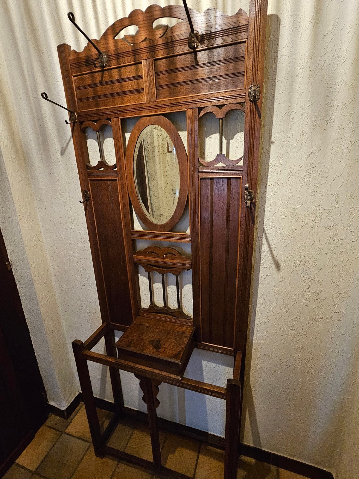 Porte-manteau sur pied ancien, Enlèvement