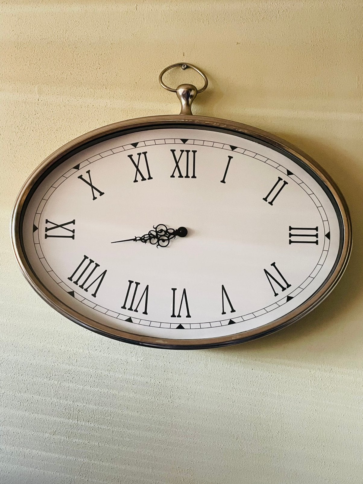 Horloge murale ovale vintage avec chiffres romains 46x32 cm, Enlèvement ou Envoi, Vintage, Gris, Analogique