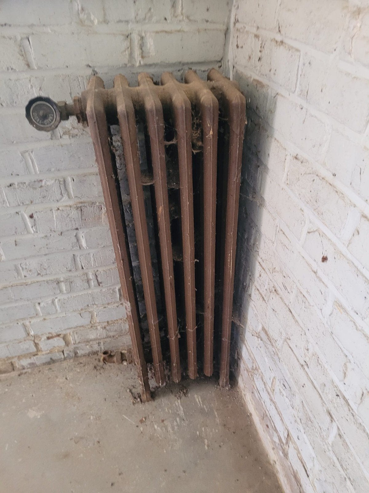 Oude gietijzeren radiator, Ophalen