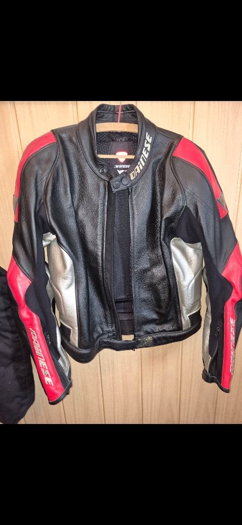 Motorpak. bijhorende broek van de zelfde naam pak uit 1 stuk, Motoren, Ophalen, Dainese, Heren, Nieuw zonder kaartje