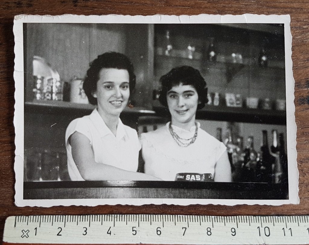 Foto Vrouwen in café aan toog ( Asbak SAS bier ), Ophalen of Verzenden, Gebruikt, Asbak