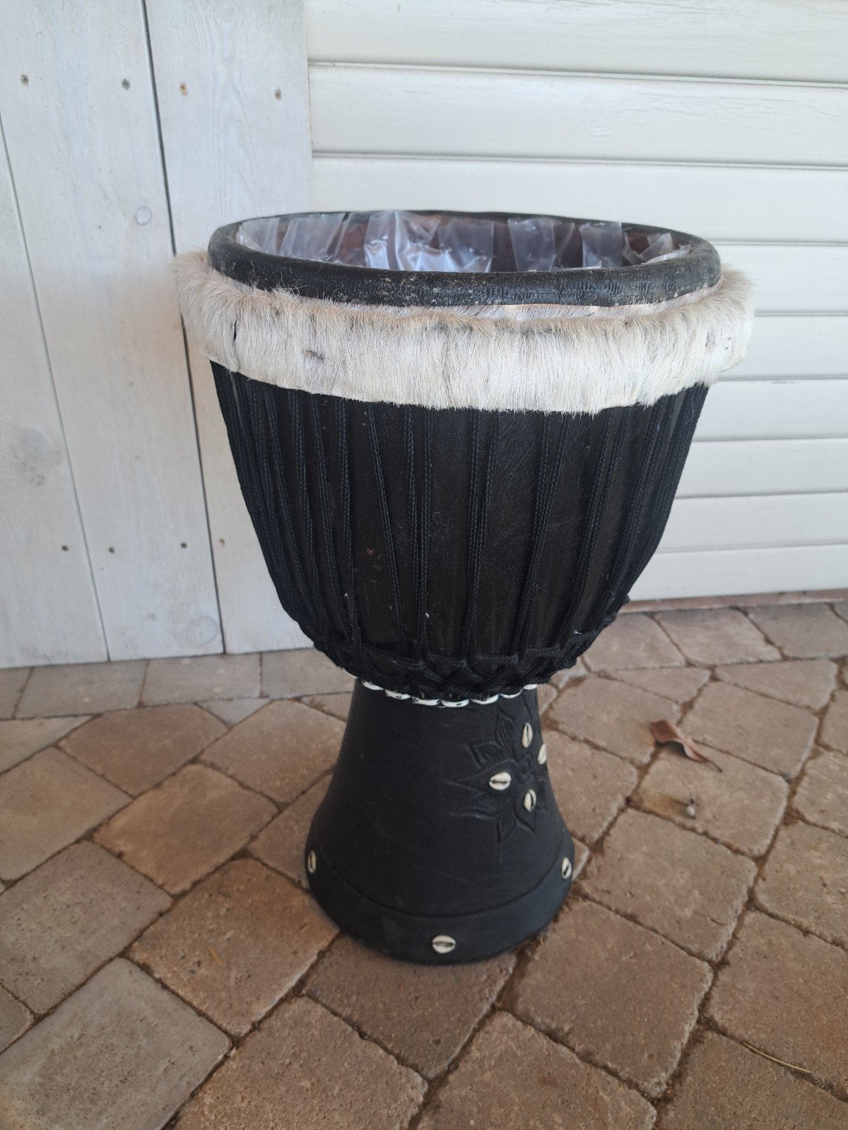 Djembe als bloempot, Ophalen