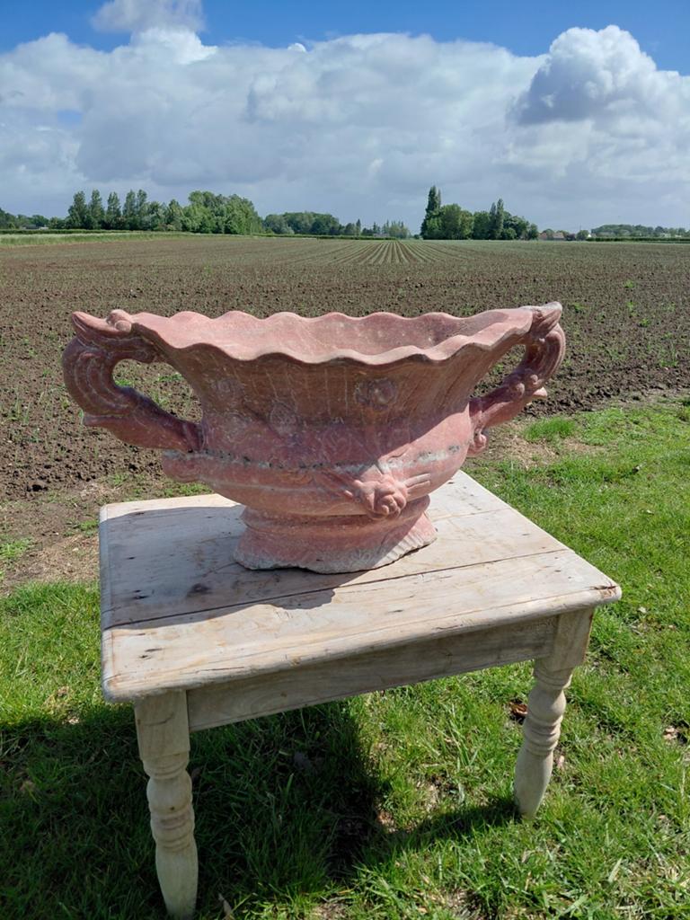 Grand vase en marbre sculpté, Enlèvement