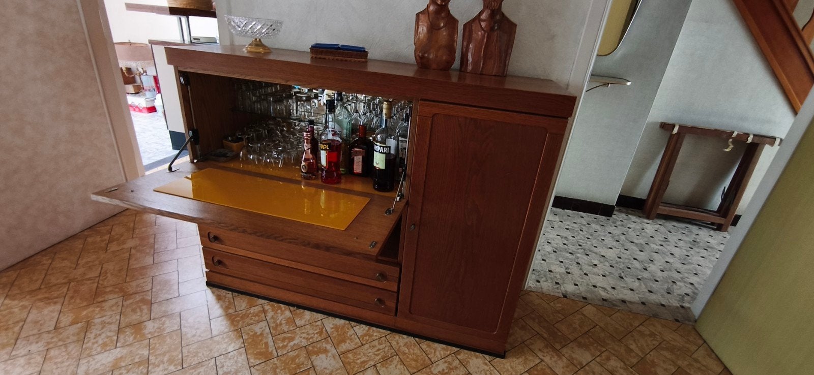 Bar kast en dressoir, Ophalen