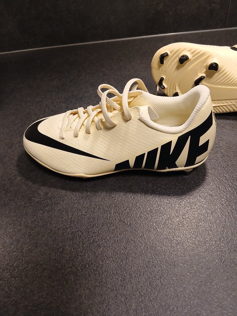 Te koop nieuwe kinder voetbalschoenen van nike mercurial, Kinderen en Baby's, Kinderkleding | Schoenen en Sokken, Ophalen, NIKE