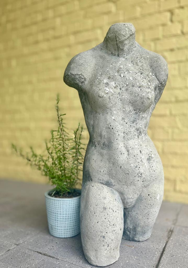 Massief gietstenen vrouwentorso 65 cm, Tuin en Terras, Ophalen, Zo goed als nieuw, Steen