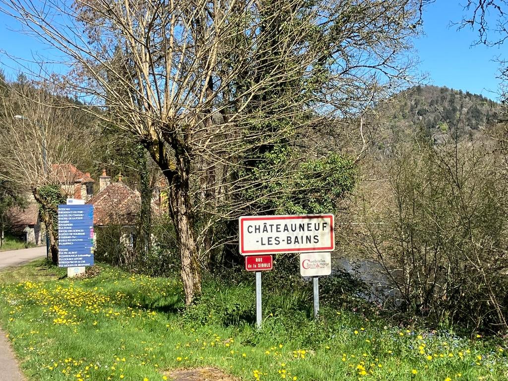 Prachtig gelegen woning in de Auvergne, Immo, Buitenland, Frankrijk, Woonhuis, Dorp