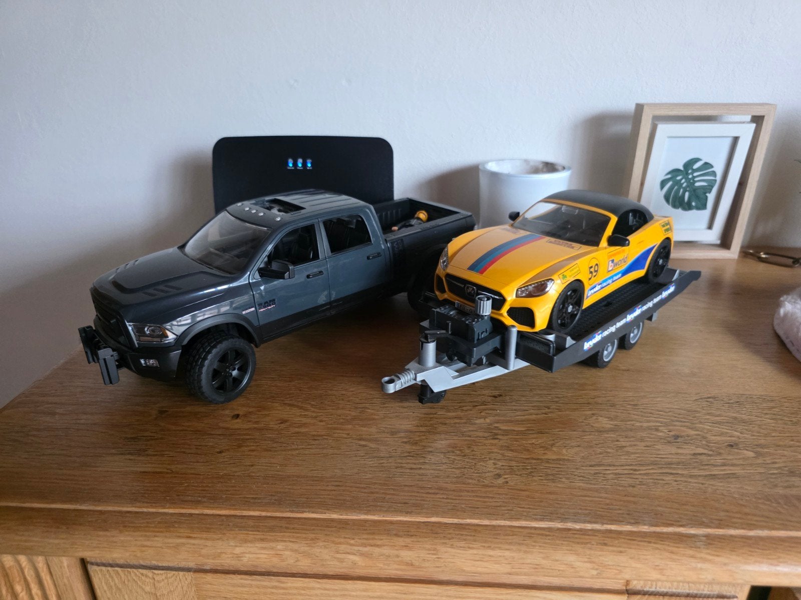 bruder dodge ram met aanhanger en race auto, Kinderen en Baby's, Ophalen