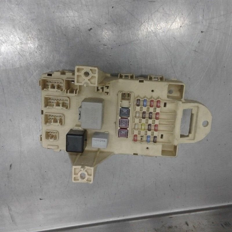 BOITIER FUSIBLES Toyota Yaris (P1) (01-1999/11-2005), Utilisé, Toyota
