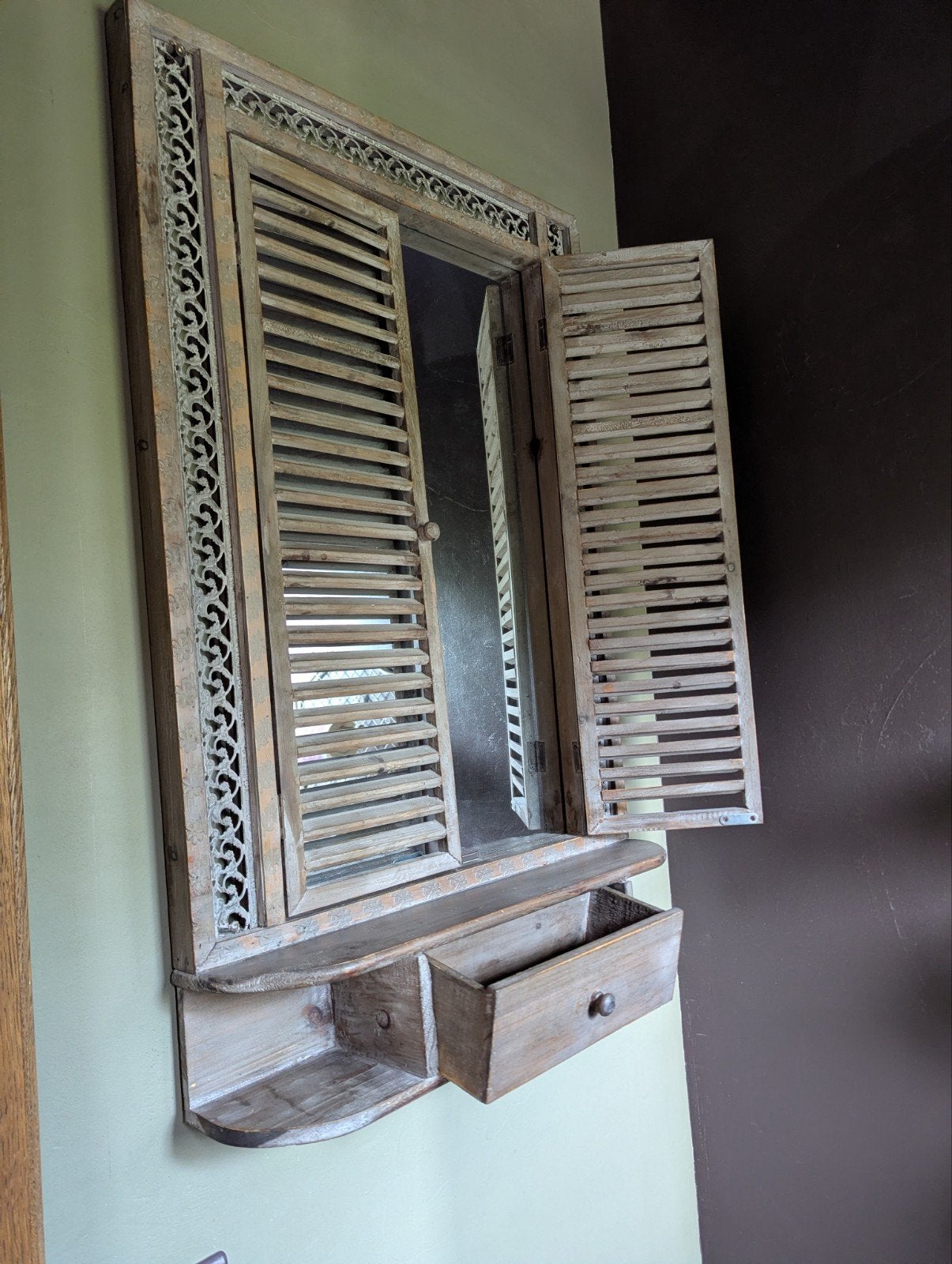 Miroir mural en bois sculpté avec volets
Très joli miroir, Moins de 100 cm, Enlèvement, Utilisé, 50 à 75 cm