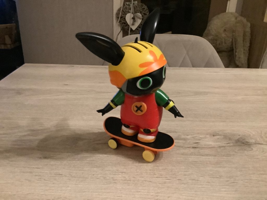 Personnage en plastique Bing sur une planche à roulettes, Enlèvement ou Envoi, Comme neuf, Garçon ou Fille