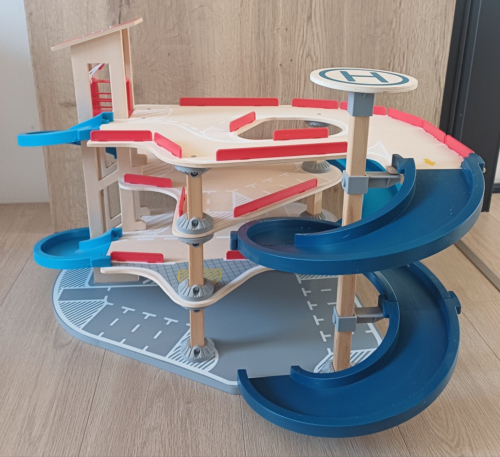 Houten parkeergarage, Ophalen