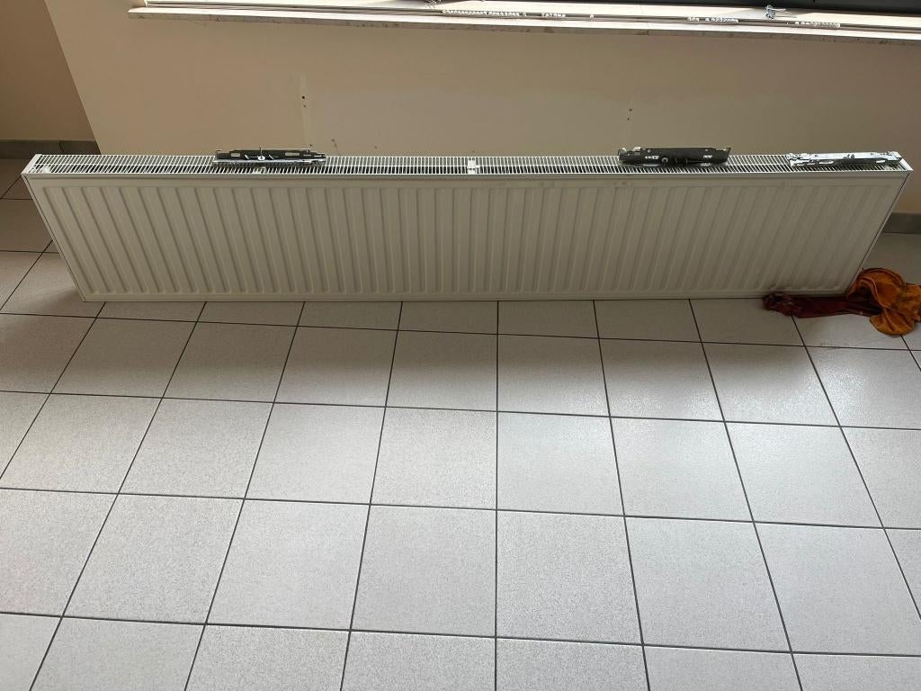 Radiateur Radson — 250 x 40 cm, Bricolage & Construction, Chauffage & Radiateurs, Utilisé, Radiateur, 800 watts ou plus, 30 à 80 cm
