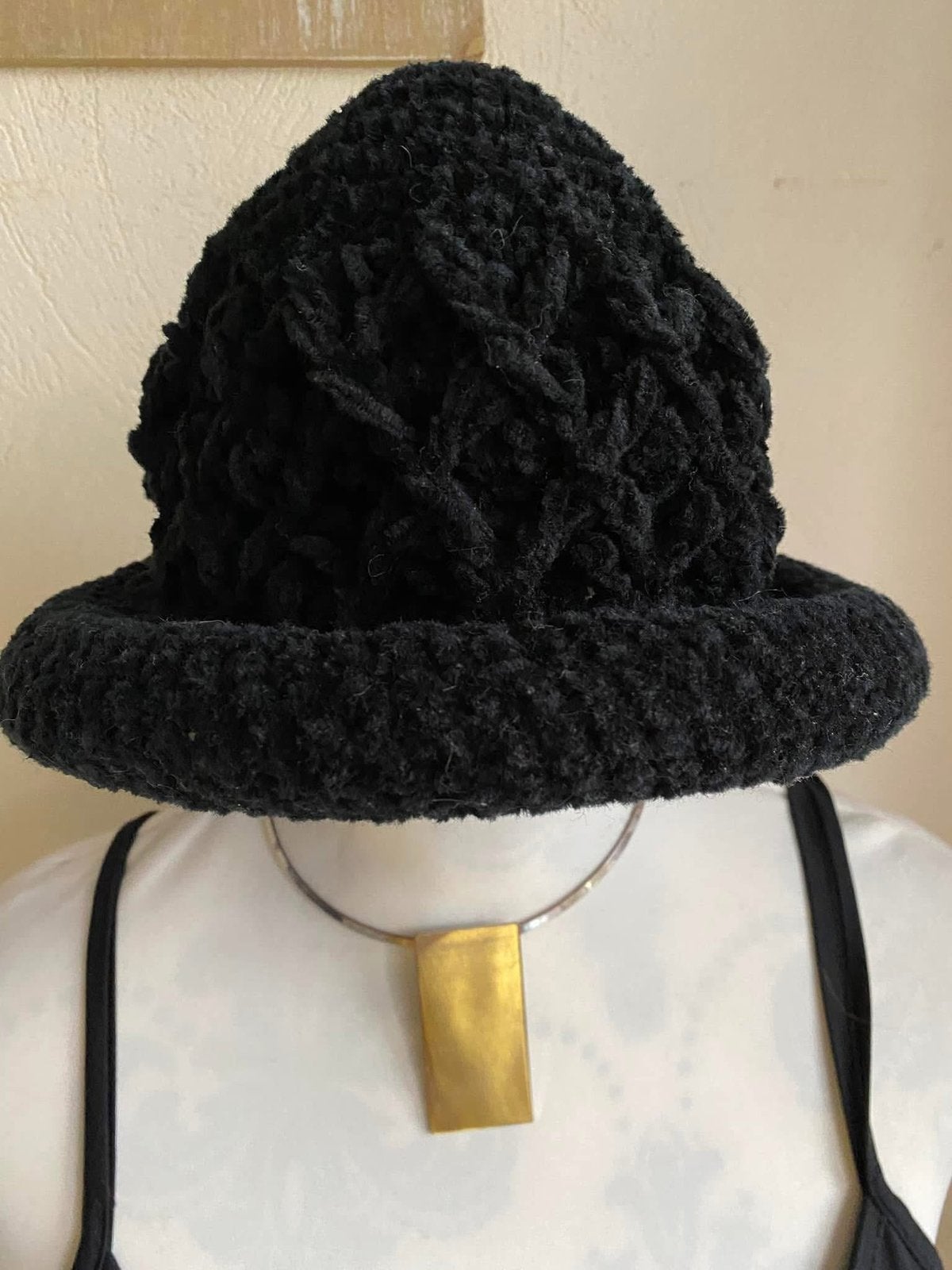 Chapeau / Bonnet Noir pour Femme – Fait Main (T. Unique), Enlèvement ou Envoi, Comme neuf, Chapeau